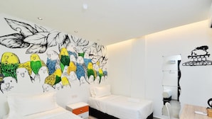 A hotel room with two beds, a desk, and a wall mural of birds. - Smile Hotel Shah Alam Seksyen 9 (Shah Alam)