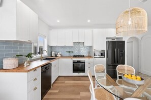 Fridge, microwave, oven, stovetop - Currawong - Coastal Bliss - walk to the beach (Rye)
