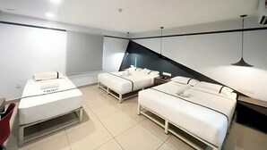 Family Quadruple Room | Meja, seterika/papan seterika, Wi-fi percuma 