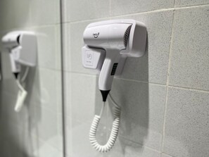Chuveiro, secador de cabelo, toalhas de banho, sabonete