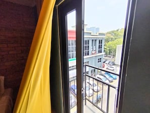 Studio, 1 King Bed | Balcony