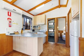 Standaard huisje | Privékeuken | Een microgolfoven, een kookplaat, een waterkoker, een broodrooster