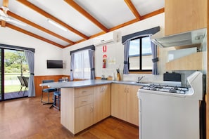 Standard 2 Bedroom Cabin | 私人廚房 | 微波爐、爐台、電熱水壺、烤麵包機