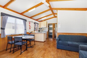 Standard 2 Bedroom Cabin | Coin séjour