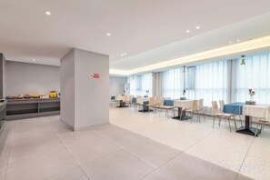 A modern hotel lobby with a reception desk, seating area, and large windows. - 7Days Inn Hotel (Liupanshui Panzhou Shengjing Avenue Hongguo Small Plaza) (Panzhou)