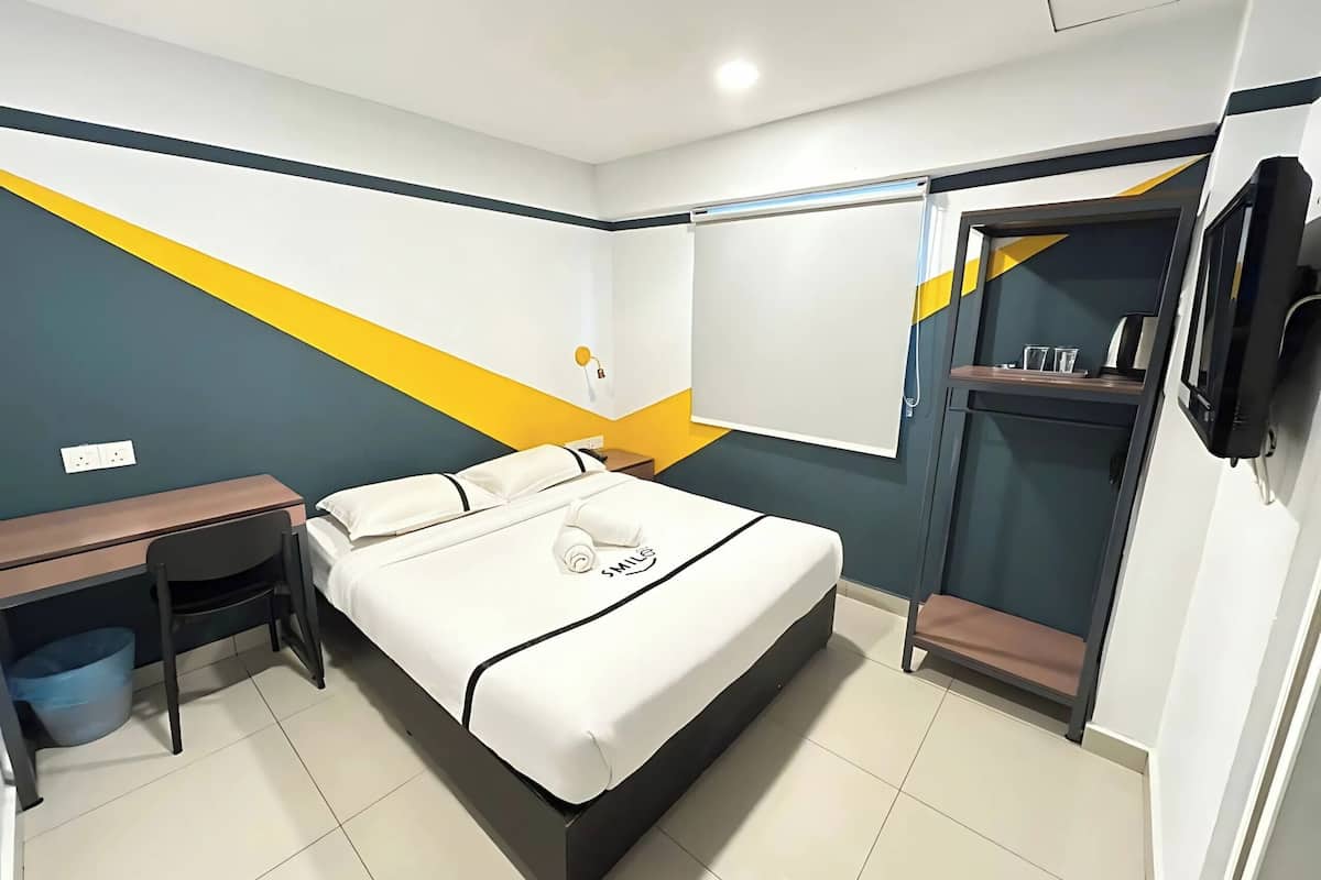 Deluxe Room | Desk, iron/ironing board, free WiFi, bed sheets