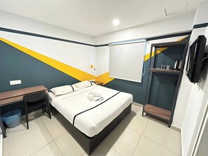 Escritorio, tabla de planchar con plancha, wifi gratis y ropa de cama 