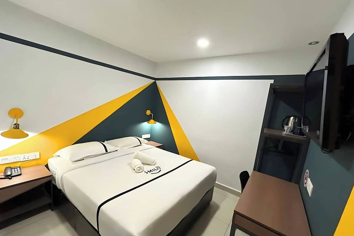 Double Room | Desk, iron/ironing board, free WiFi, bed sheets