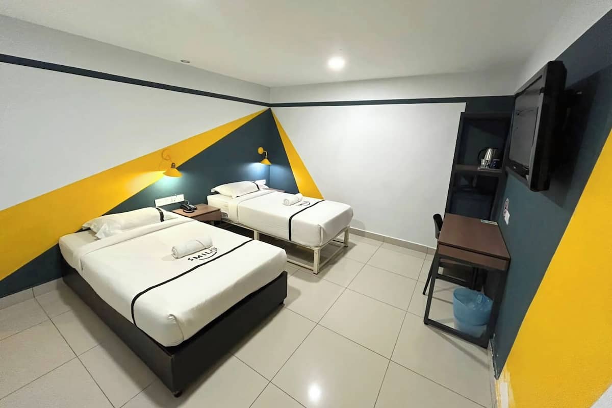 Twin Room | Desk, iron/ironing board, free WiFi, bed sheets