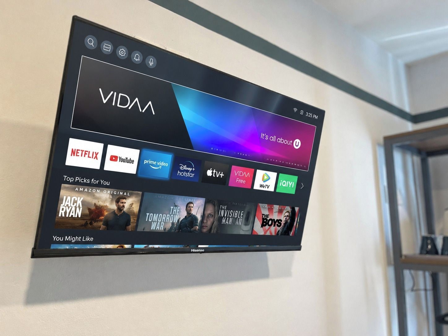 Televisão de tela plana fixada na parede, exibindo diversos serviços de streaming e uma seção 'Pode gostar'.