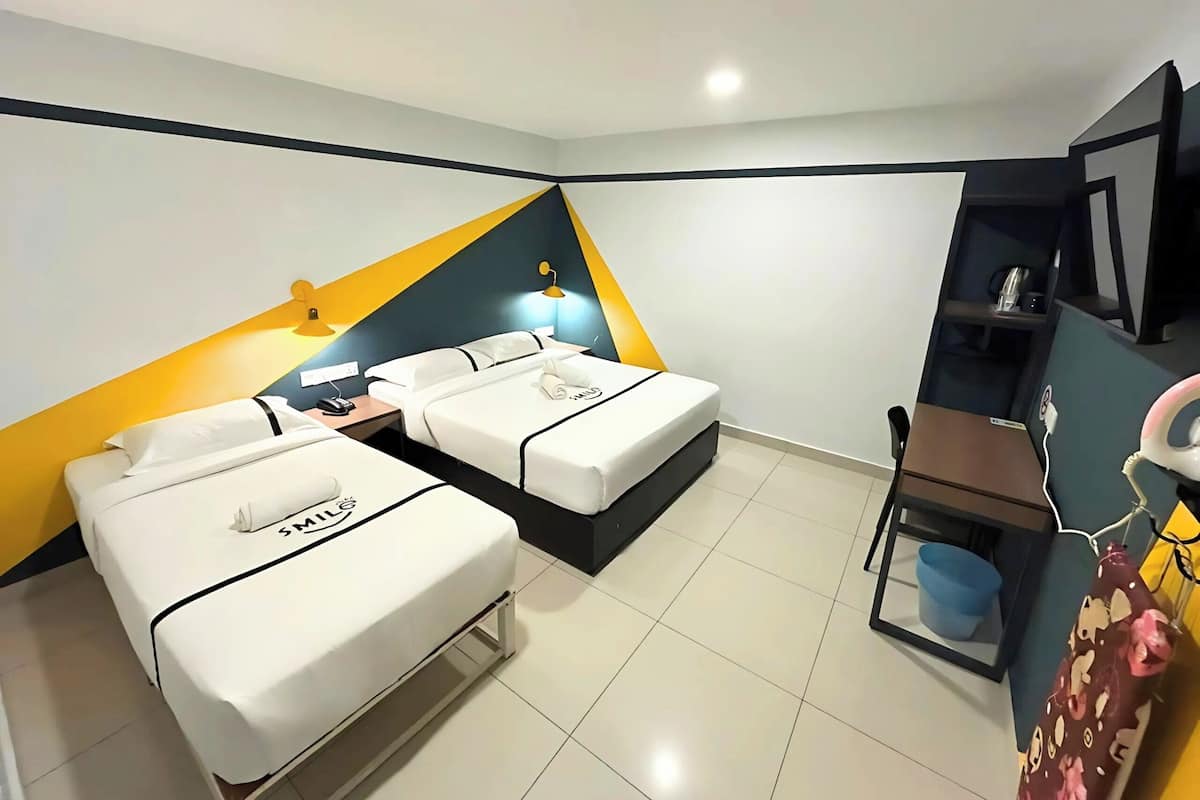 Triple Room | Desk, iron/ironing board, free WiFi, bed sheets