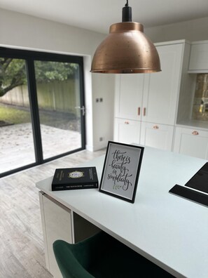 House | Private kitchen | Fridge, microwave, oven, stovetop - Charming Hampshire House Retreat (Farnborough)