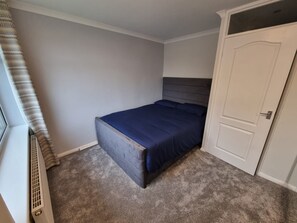 2 bedrooms, desk, iron/ironing board, WiFi