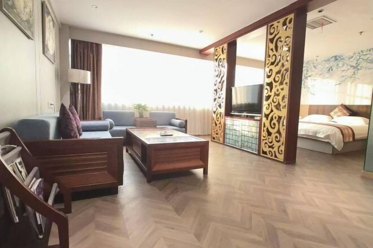 Una sala de estar moderna con un sofá, una mesa de centro y un televisor.