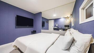 Ropa de cama de alta calidad y espacio para trabajar con laptop