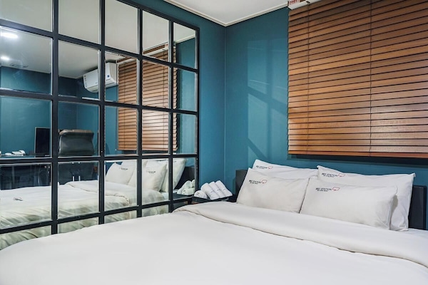 Doppia Deluxe | Biancheria da letto di alta qualità, postazione laptop, Wi-Fi gratuito