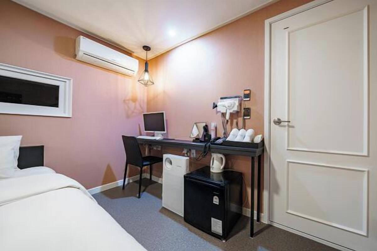Kamar Double Basic | Seprai premium, ruang kerja ramah laptop, dan Wi-Fi gratis