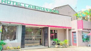 A hotel entrance with a sign reading "HOTEL LABUHAN RAYA". - Hotel Labuhan Raya (Medan)