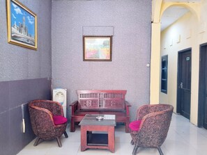 Lobby sitting area - Hotel Labuhan Raya (Medan)