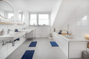 Shower, eco-friendly toiletries, hair dryer, towels - Exquisite Superior Suite Near MESSE/CENTER/RÜ/GRUGA/EVONIK/EON (Essen)