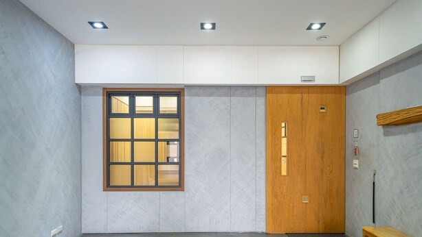 A modern room with a large window, a wooden door, and a bench. - Qingdong Entire Home - Two Buildings for 4-70 peoples Best choice for Group Gatherings (Tainan)