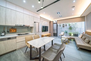 5 bedrooms, soundproofing, free WiFi