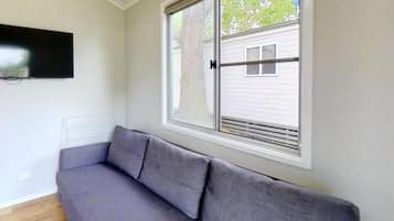 Standard 1 Bedroom Cabin | 起居區 | 40-吋電視,提供衛星頻道