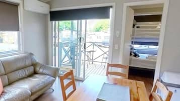 Standard 2 Bedroom Cabin | Khu phòng khách | TV 40-inch có truyền hình vệ tinh