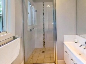 Standard 2 Bedroom Cabin | Baðherbergi | Sturta, handklæði, sápa, sjampó