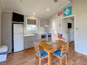 Standard 2 Bedroom Cabin | บริเวณนั่งเล่น | ทีวี 40 นิ้ว พร้อมช่องดาวเทียม