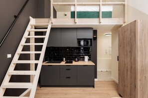 A2. Krowoderska 55 | Cocineta privada | Refrigerador, microondas, parrilla de estufa y utensilios de cocina