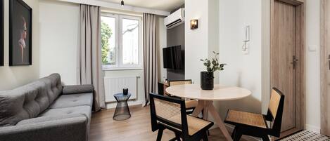 31. Krowoderska 55 | Salle de séjour | Téléviseur