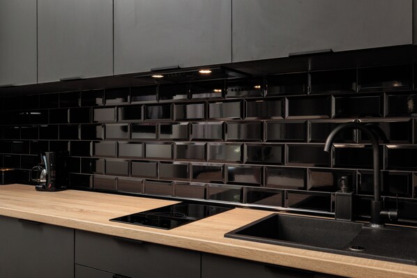 42. Krowoderska 55 | Cocineta privada | Refrigerador, microondas, parrilla de estufa y utensilios de cocina