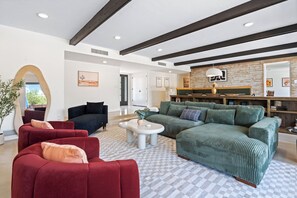 TV connectée, cheminée, jeux vidéo, espaces bureaux