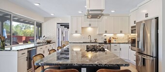 6 bedroom 4 bathroom Villa w/ Arcade, Cinema, Pool, Hot Tub, Games!