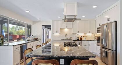 6 bedroom 4 bathroom Villa w/ Arcade, Cinema, Pool, Hot Tub, Games!