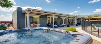 6 bedroom 4 bathroom Villa w/ Arcade, Cinema, Pool, Hot Tub, Games!