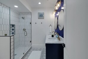 Séchoir à cheveux, bidet, serviettes fournies, savon