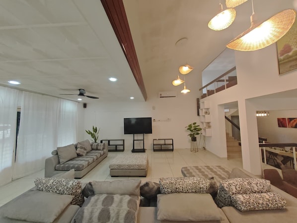 Villa Deluxe, 6 habitaciones, alberca privada | Área de sala de estar | Televisión de pantalla plana 