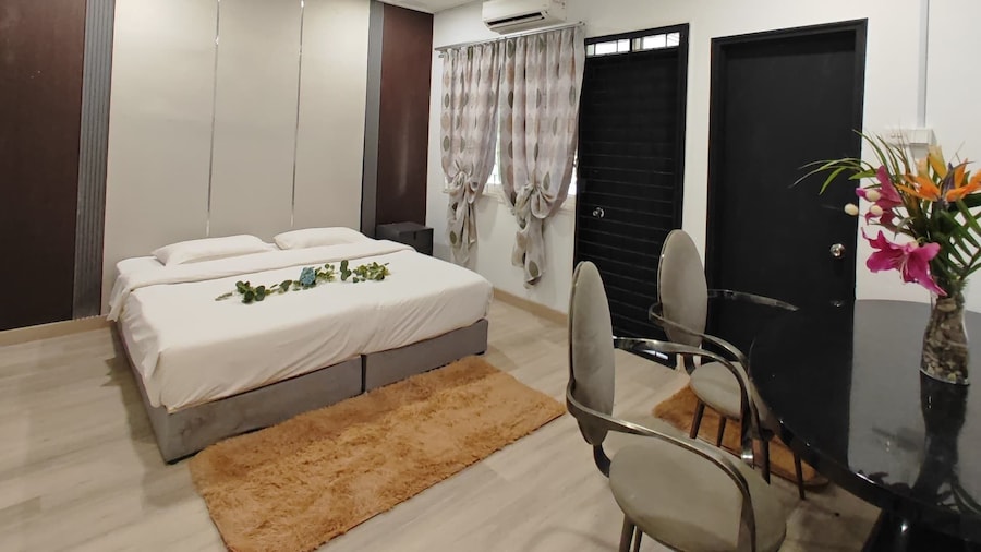 Taman Duta KL Deluxe Villa by uBook
