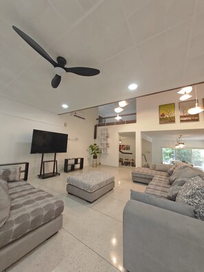 Deluxe Villa, 6 Bedrooms, Private Pool | Living area