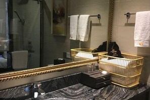Bathroom - Yilong International Hotel (Xincai Moon Bay Park) (Xincai)
