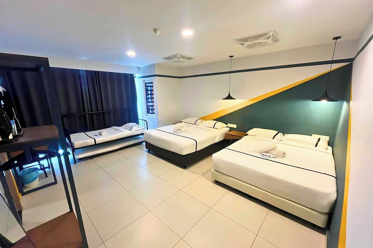 Une chambre d’hôtel moderne avec deux lits, un bureau et une chaise.