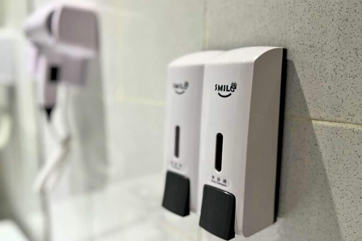 Douche, sèche-cheveux, bidet, serviettes fournies