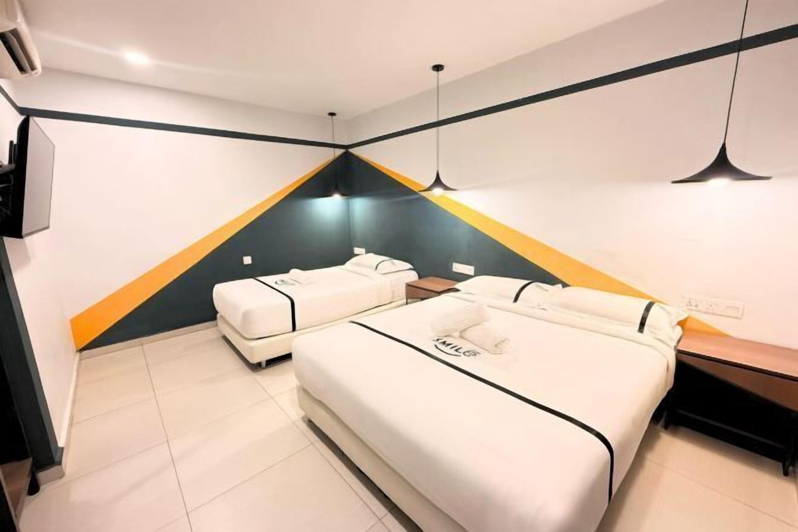 Escritorio, tabla de planchar con plancha y wifi gratis 