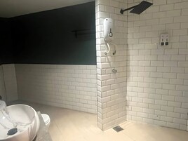 Estudio | Baño | Ducha, secador de pelo, toallas y jabón