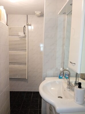 Bruser, hårtørrer, håndklæder, Sæbe