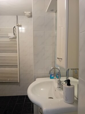 Dusche, Haartrockner, Handtücher, Seife