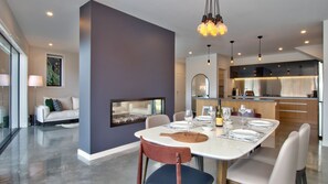 Dining - Stunning lake Views from Queenstown townhouse (Queenstown)