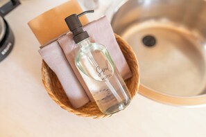 Chuveiro, secador de cabelo, toalhas de banho